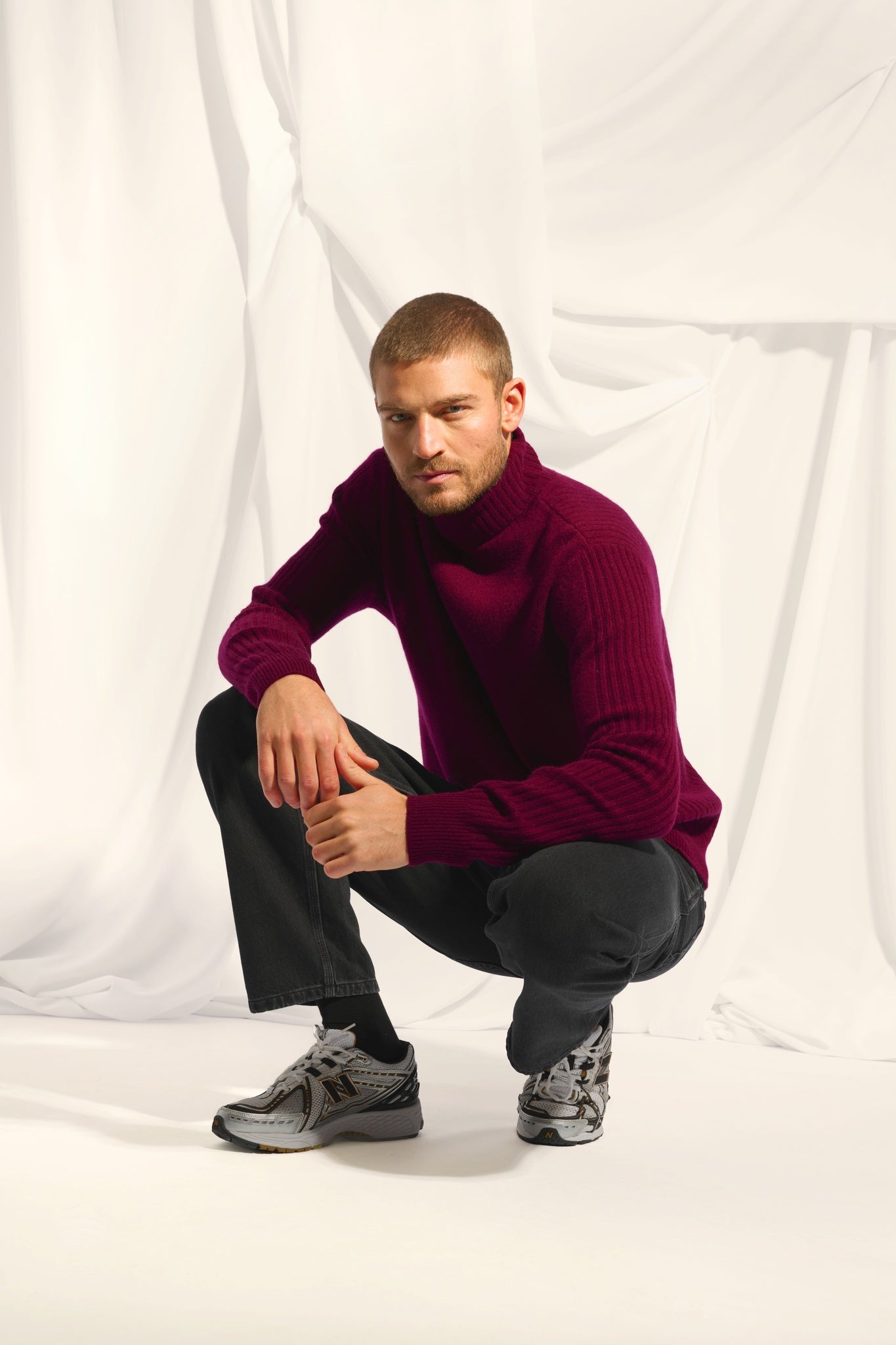 NOI pull col roulé bordeaux