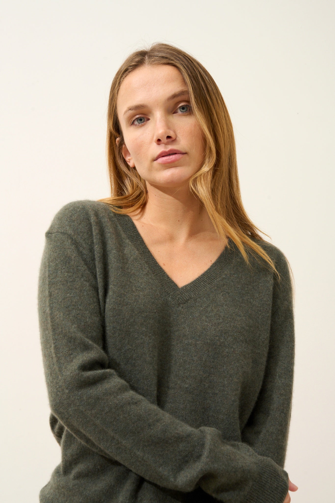 NORA pull col v kaki chiné