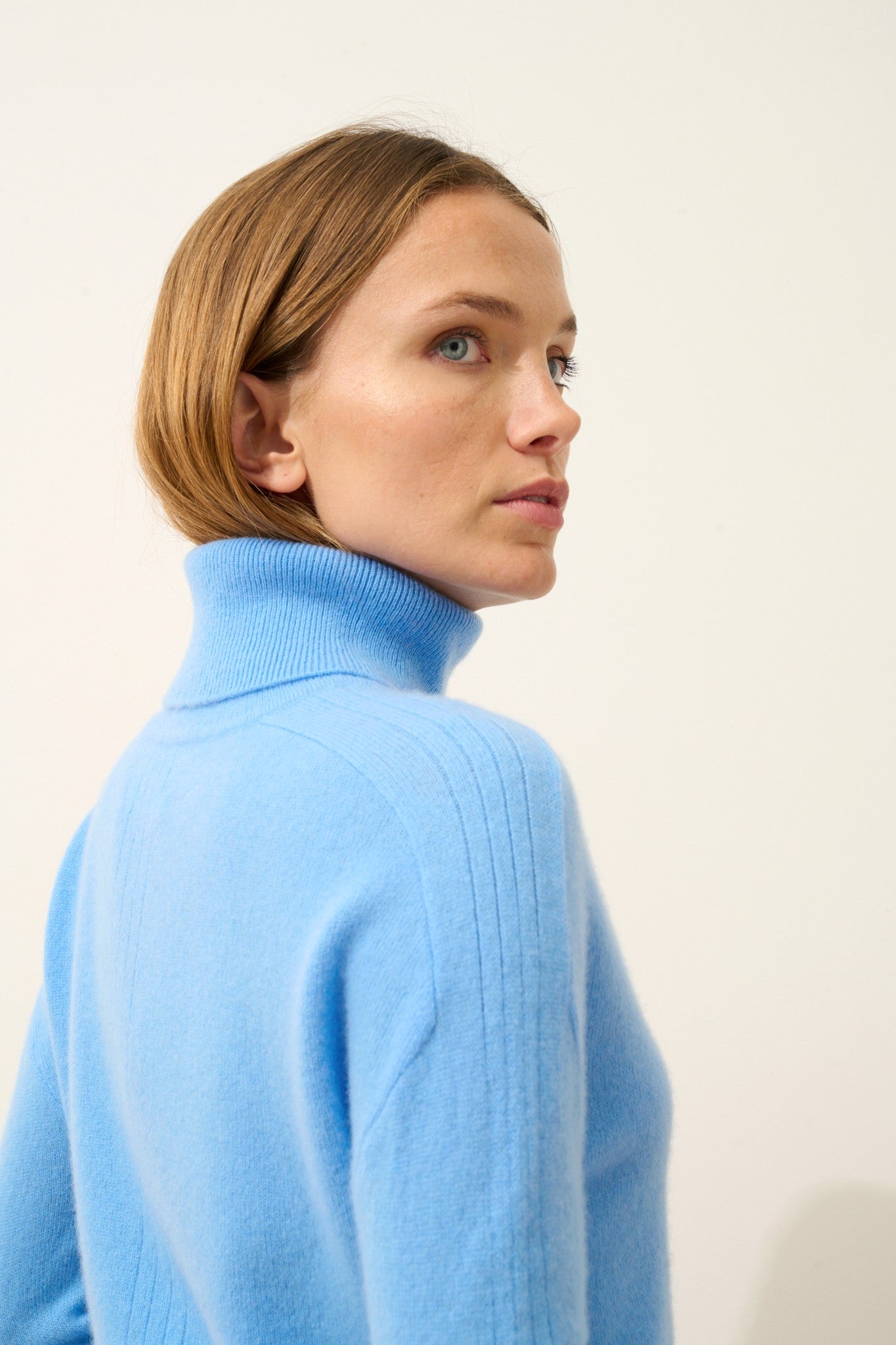 orianne pull col roulé baby blue 100% cachemire