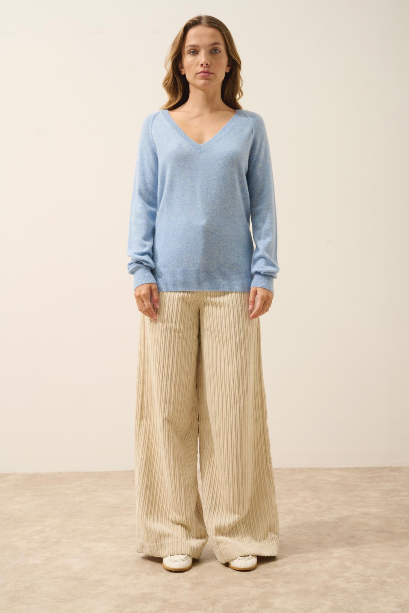 PHOEBE pull col v bleu ciel chiné