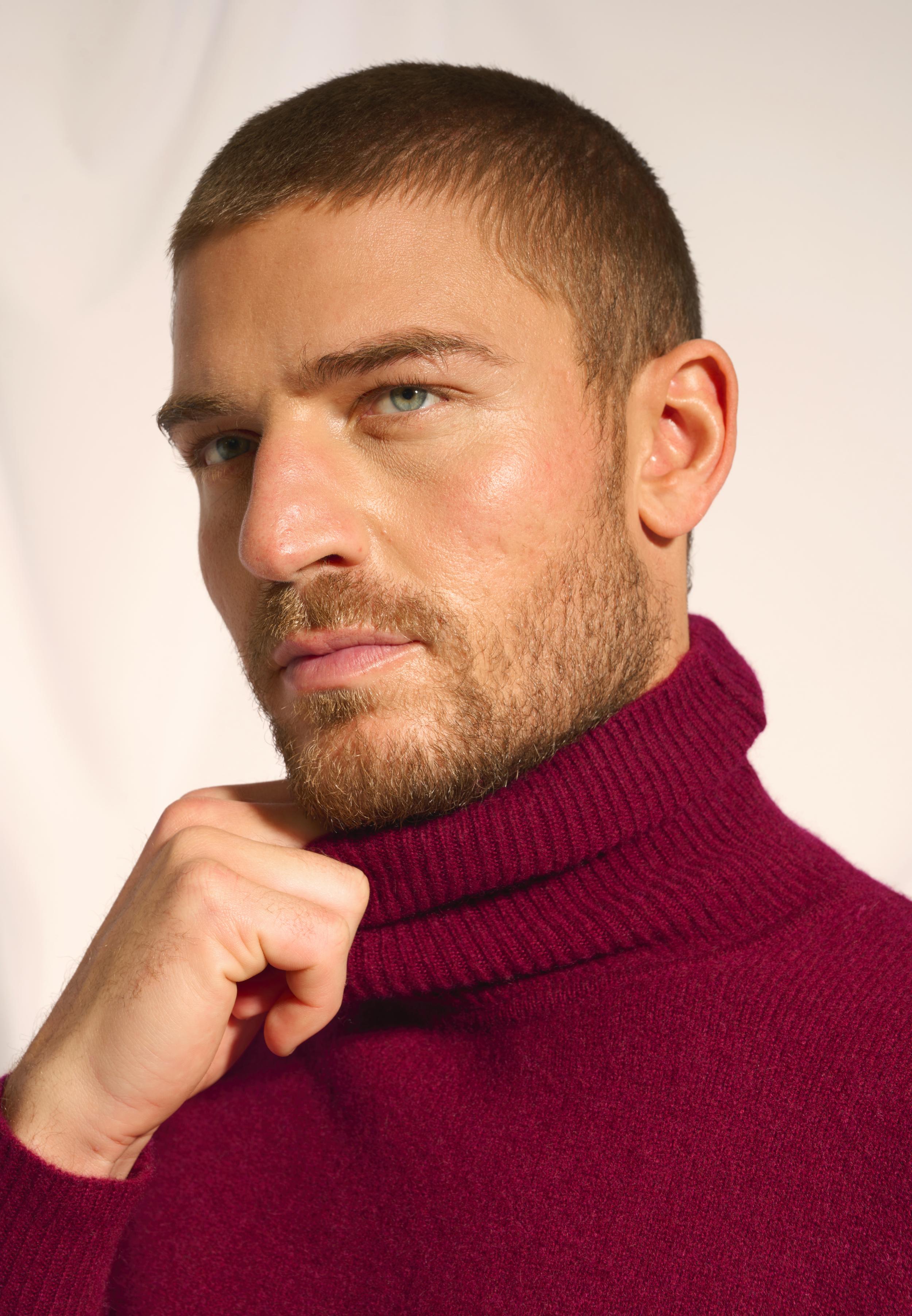 SACHA burgundy turtleneck sweater