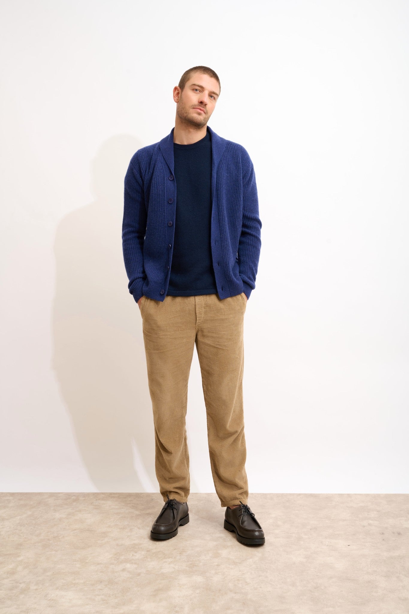 sanji veste boutonnée col châle 4 fils bleu nuit 100% cachemire