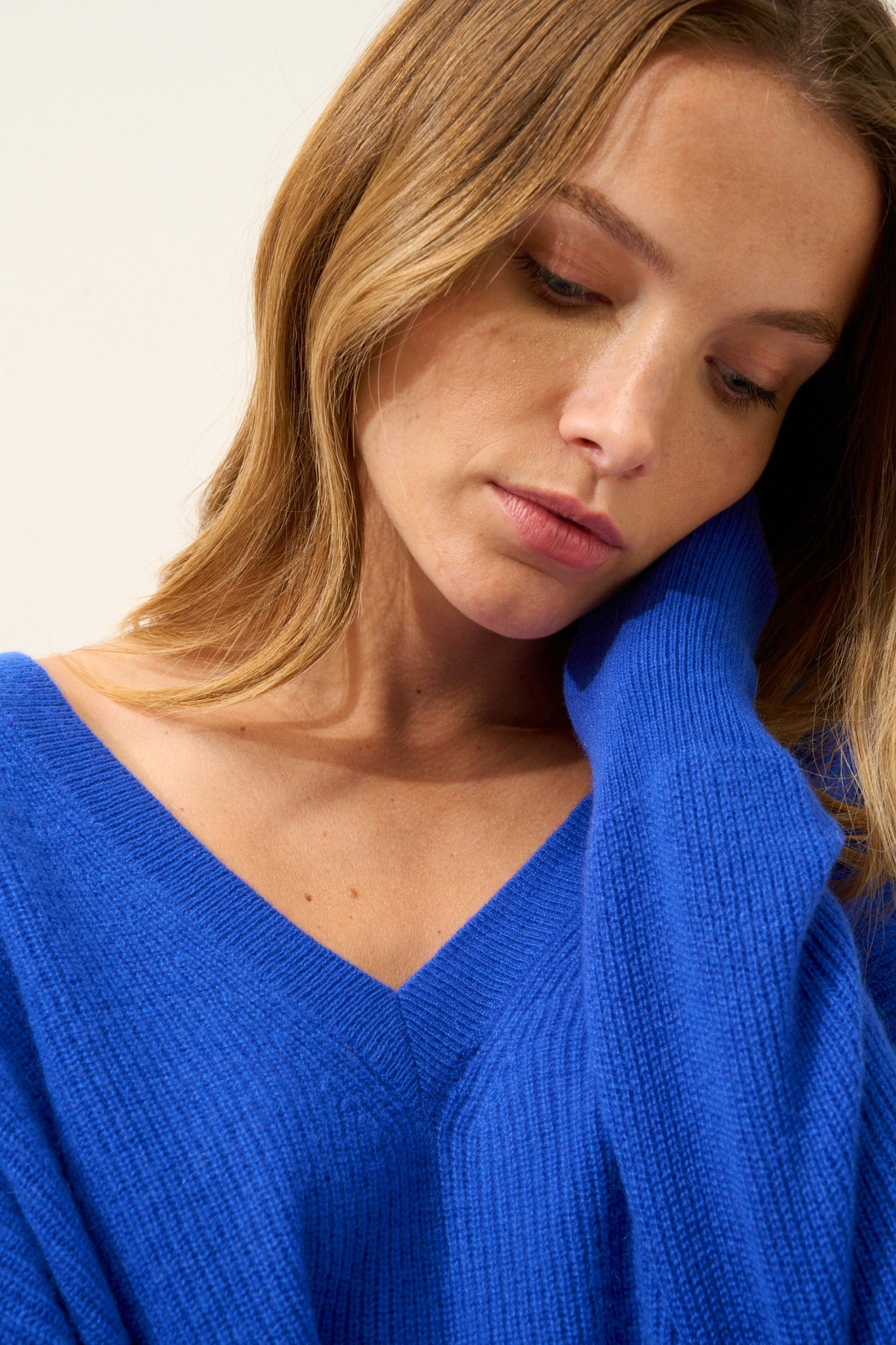 serélis pull col v devant et dos bleu persan 100% cachemire