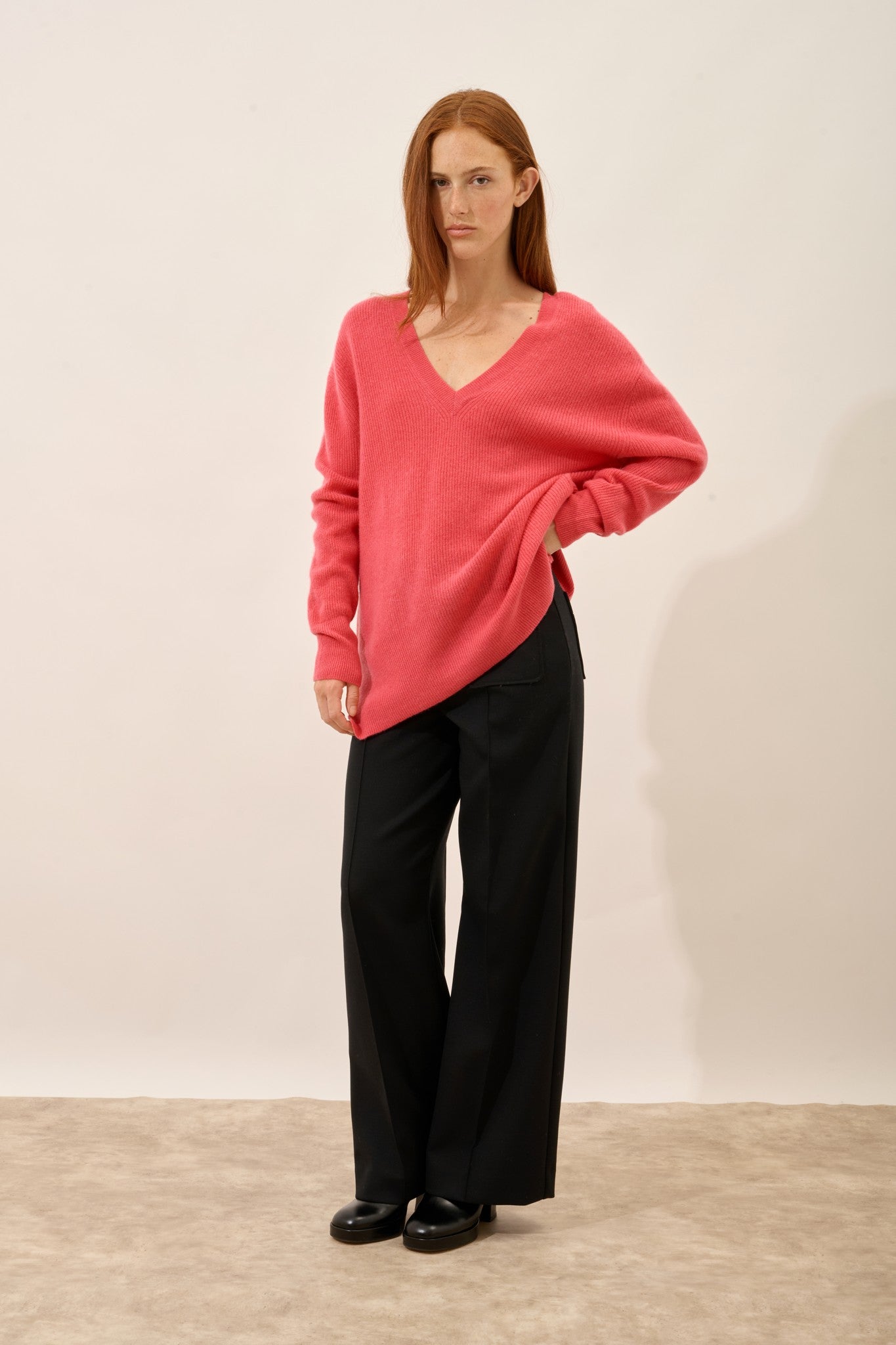 serélis pull col v devant et dos fraise 100% cachemire