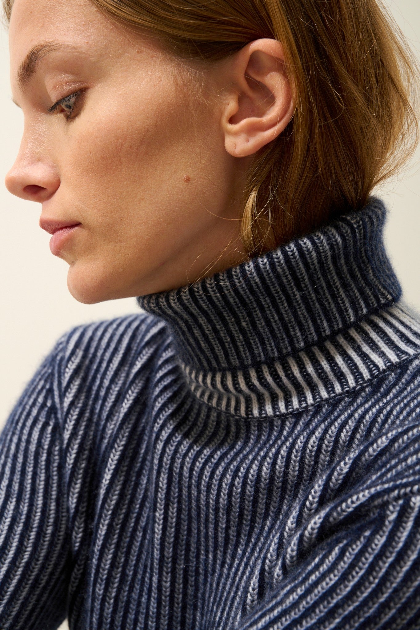 somnia pull col roulé 4 fils navy/neige 100% cachemire