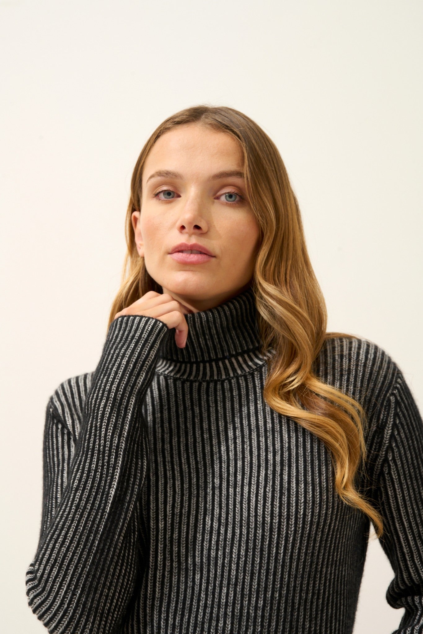 somnia pull col roulé 4 fils noir/ivoire 100% cachemire