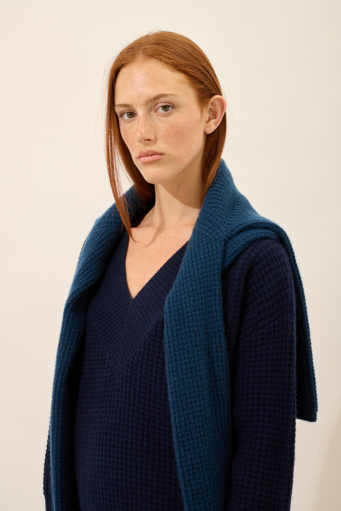 TACNA pull col v navy