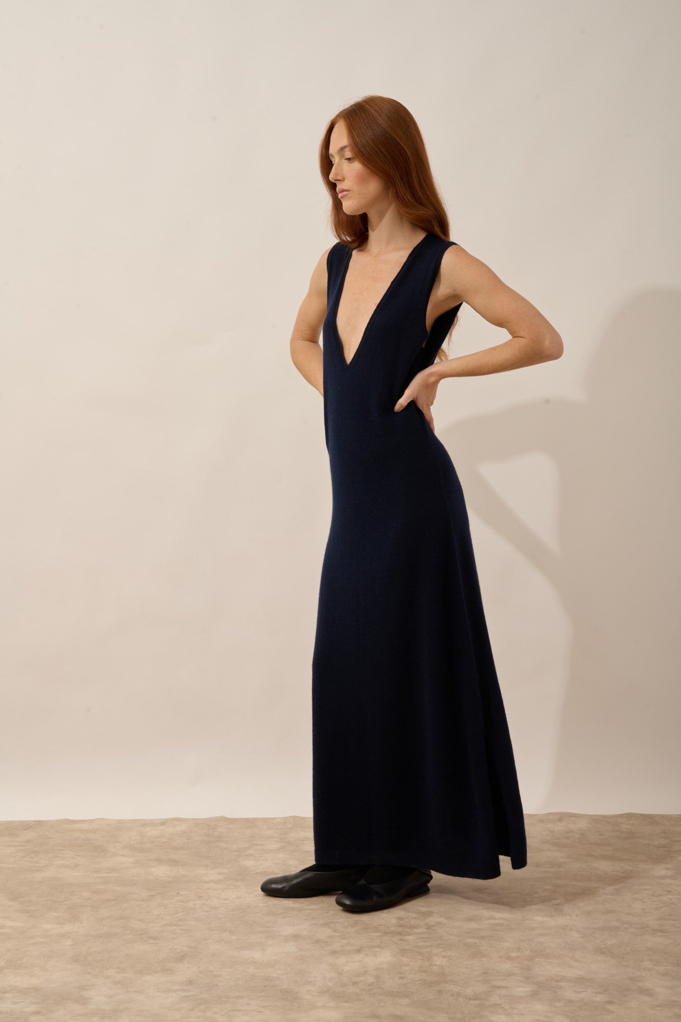 tessa robe col v devant et dos sans manches navy