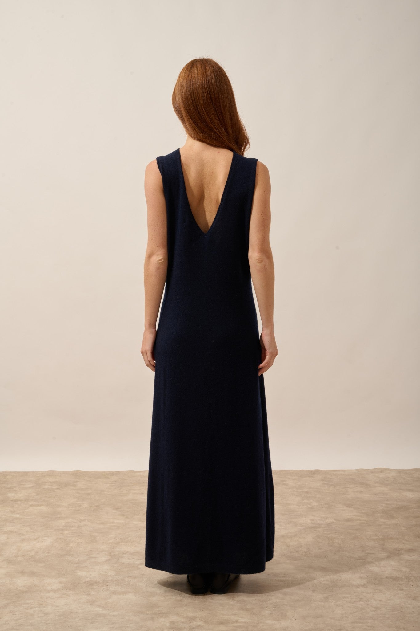 tessa robe col v devant et dos sans manches navy