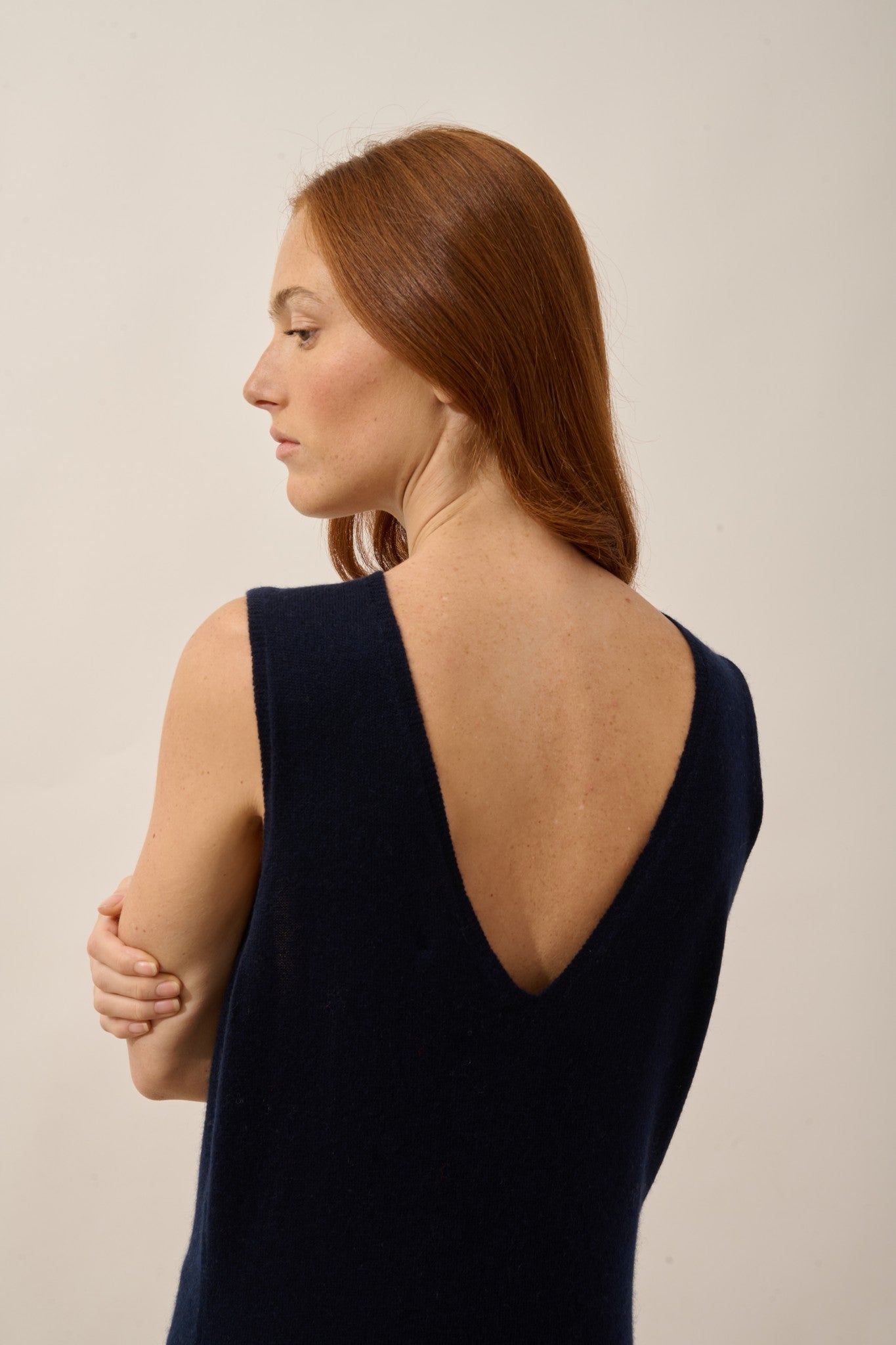 tessa robe col v devant et dos sans manches navy