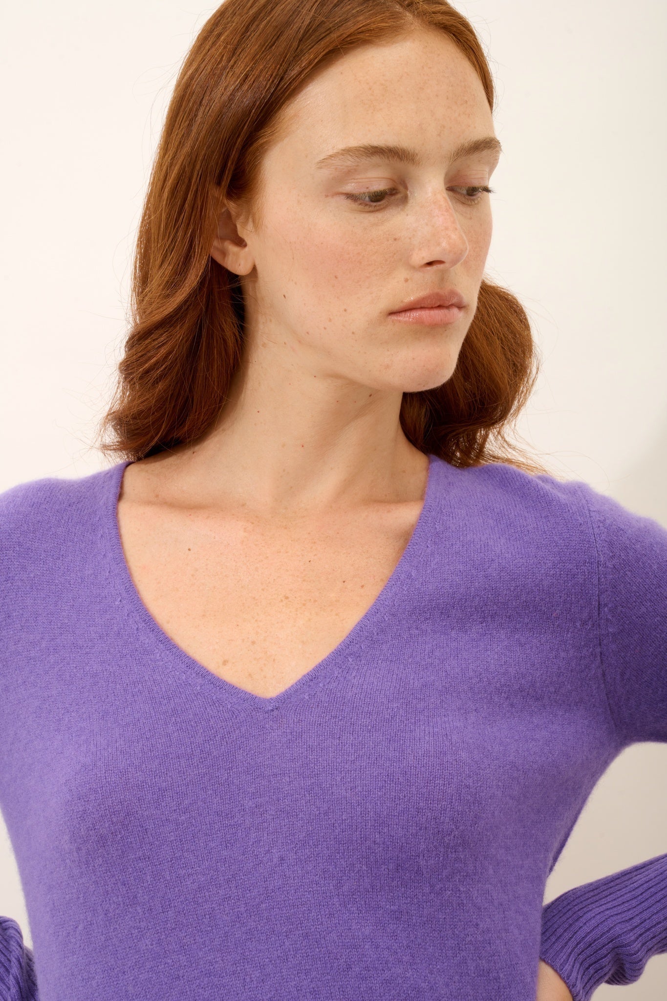 TRACY dress with V-neck in wisteria