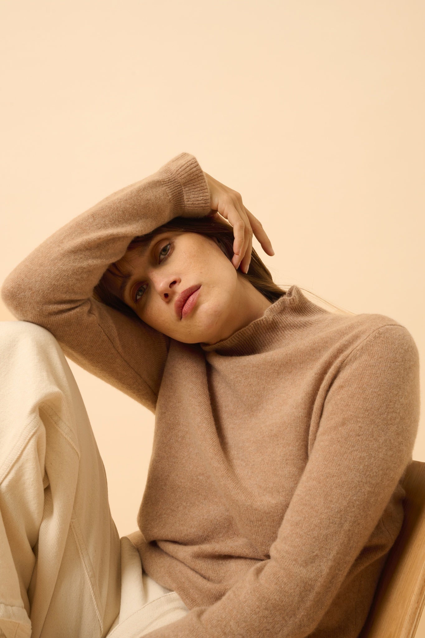 TRILA high neck sweater camel mottled