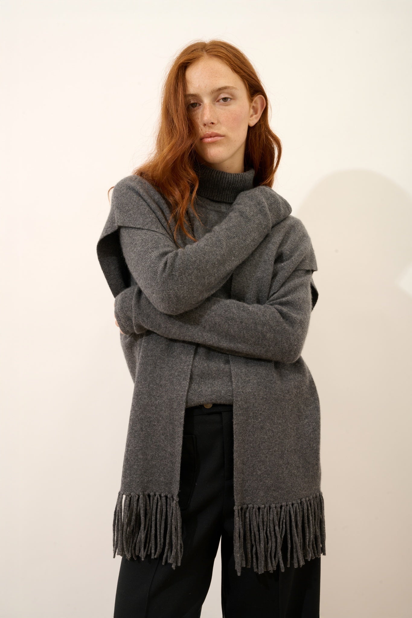 VICTOIRE gilet sans manches avec franges anthracite chiné 100% cachemire