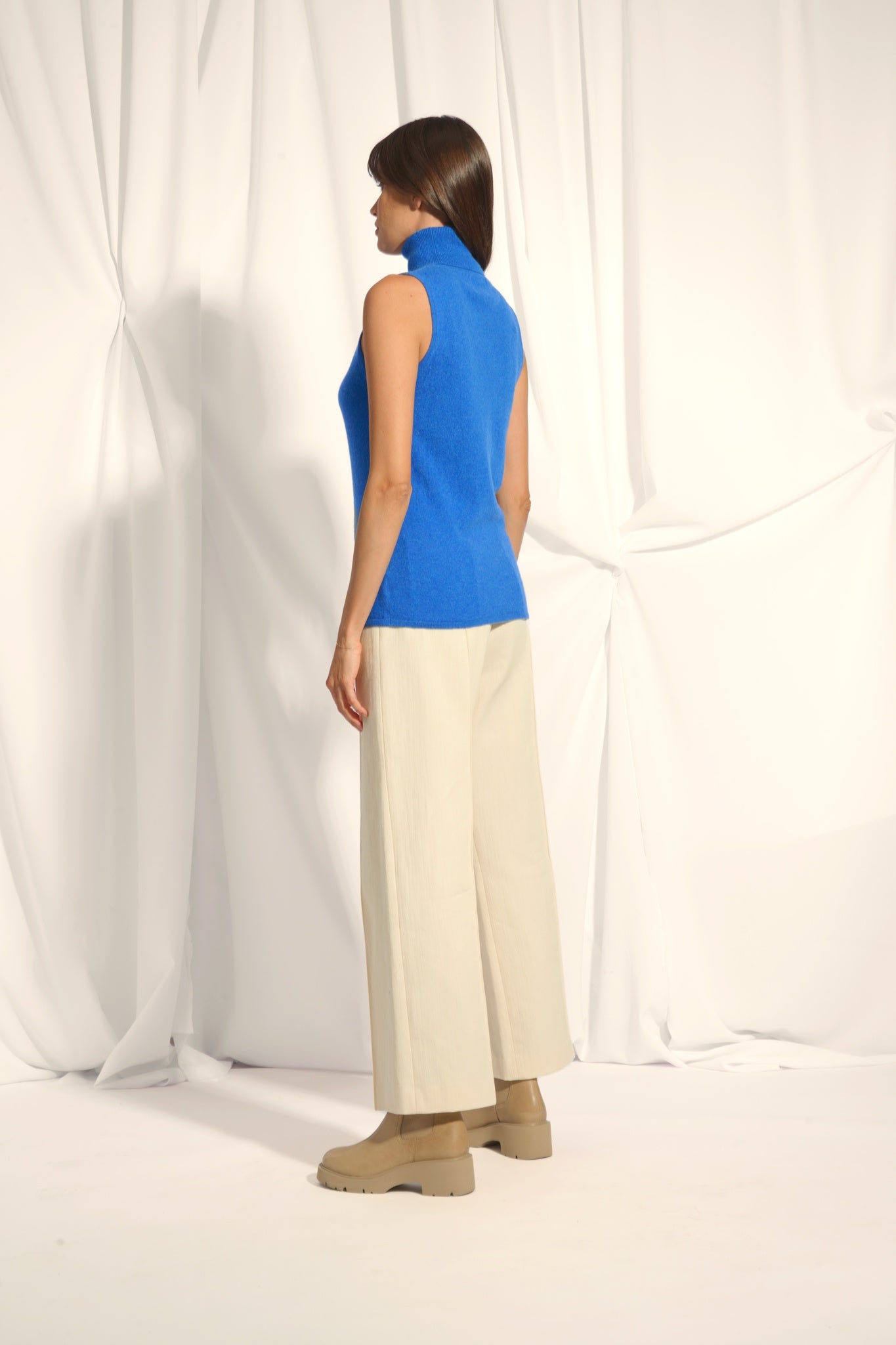 VIOLET pull col roulé bleu électrique