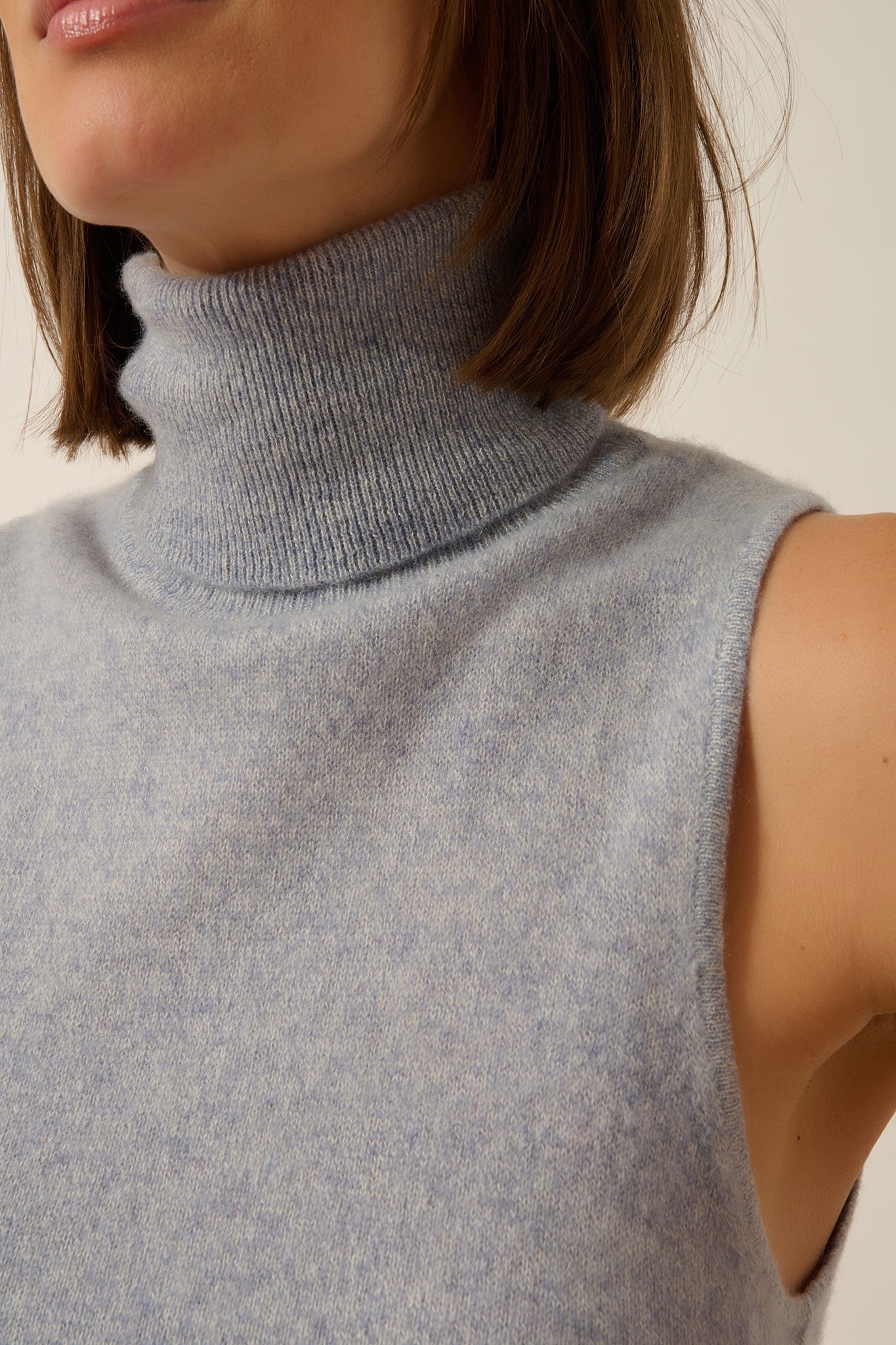 VIOLET pull col roulé sans manches bleu ivoire