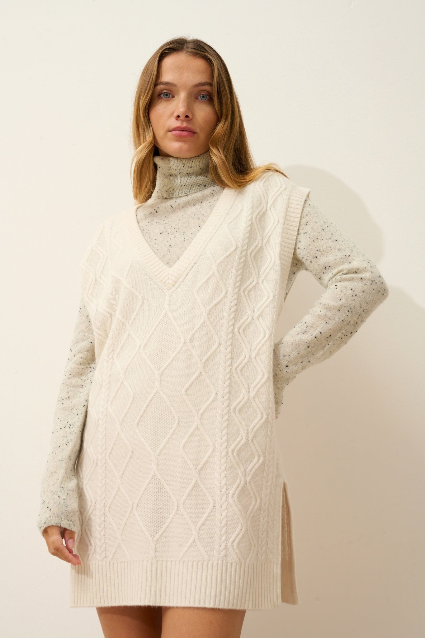 VIVENA pull col v sans manches 4 fils ivoire