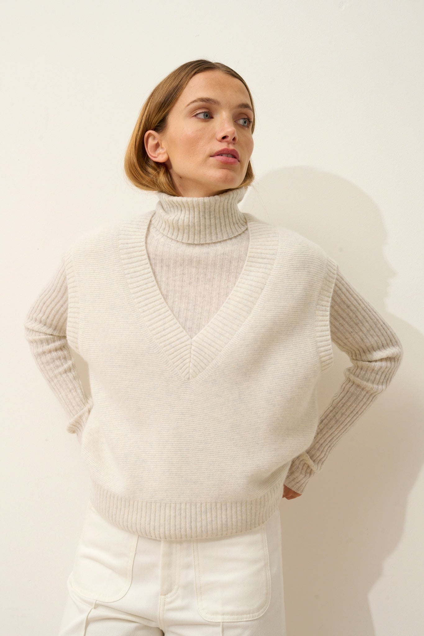 VIVIANA pull col v sans manches 4 fils blanc chiné