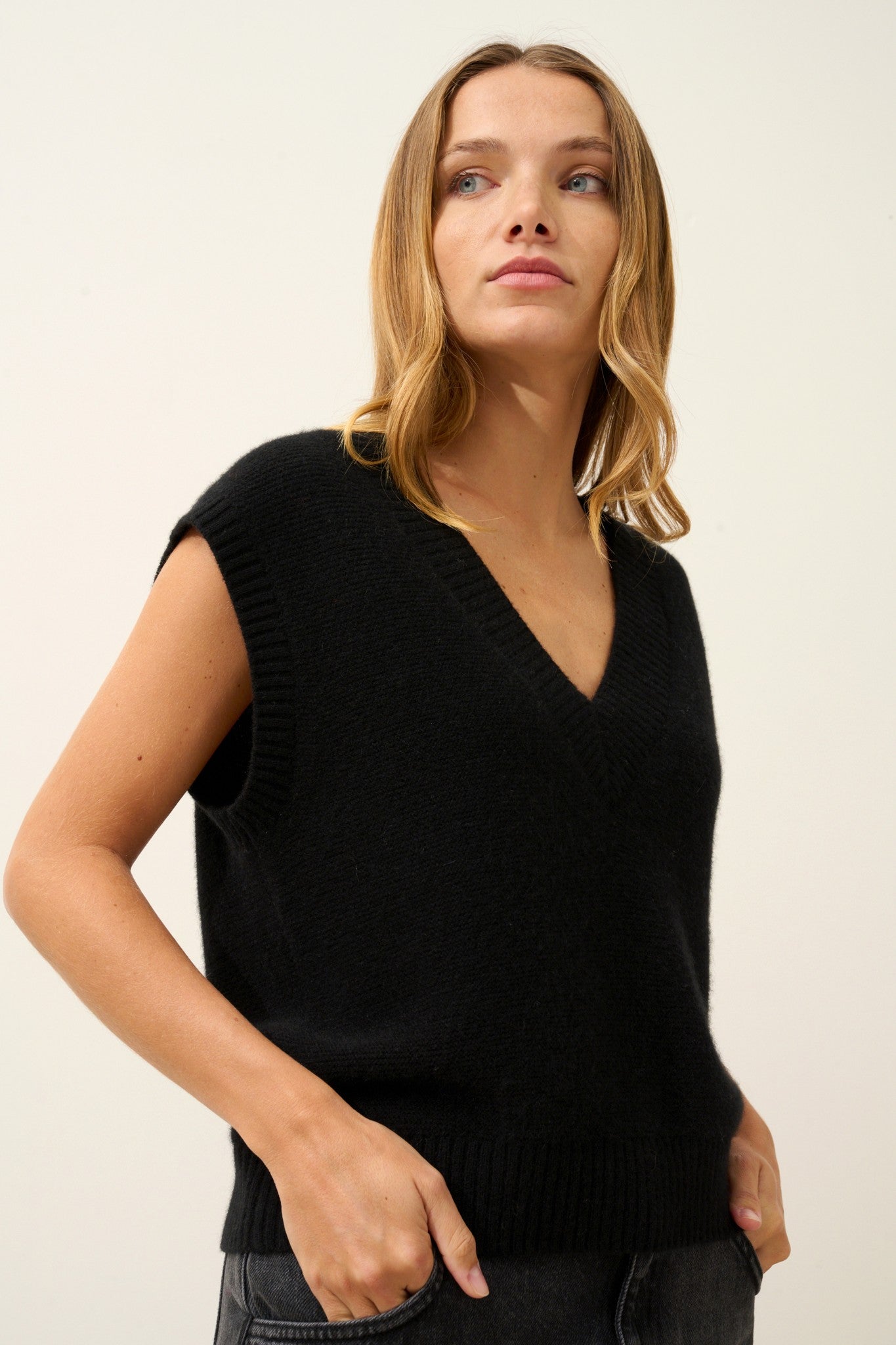 viviana pull col v sans manches 4 fils noir 100% cachemire