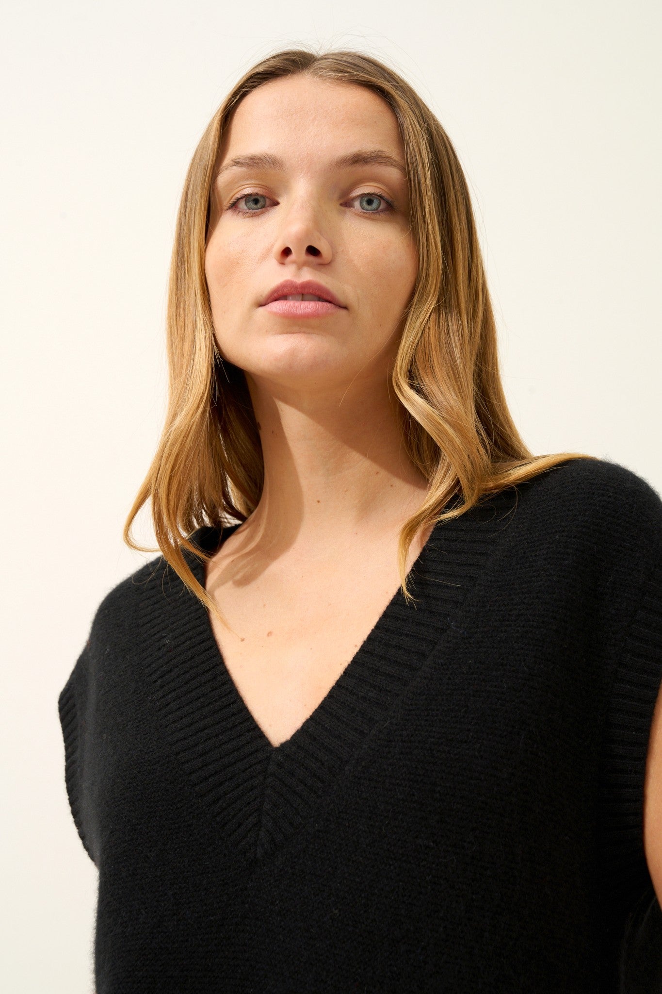 viviana pull col v sans manches 4 fils noir 100% cachemire